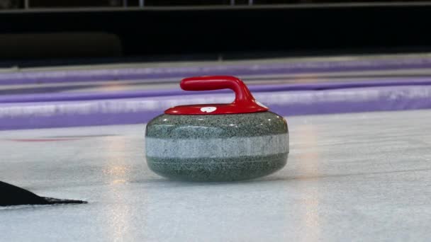 Curling Steine auf Eis — Stockvideo