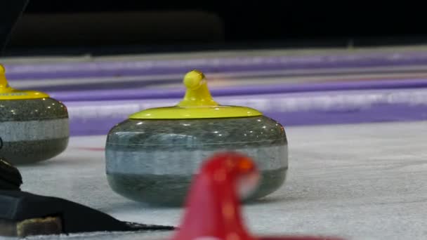 Curling Steine auf Eis — Stockvideo