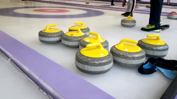 Curling stenar på is — Stockvideo