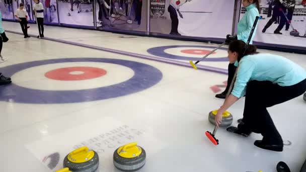 Curling stenar på is — Stockvideo