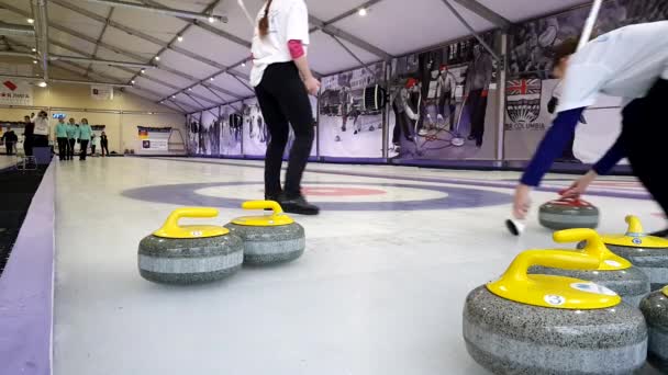 Curling stenen op ijs — Stockvideo