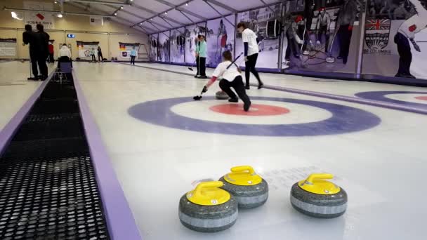 Curling stenar på is — Stockvideo