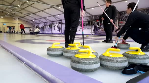 Curling stenar på is — Stockvideo