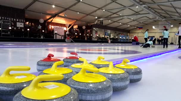 Curling stenen op ijs — Stockvideo