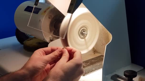 Процесс полировки янтаря — стоковое видео