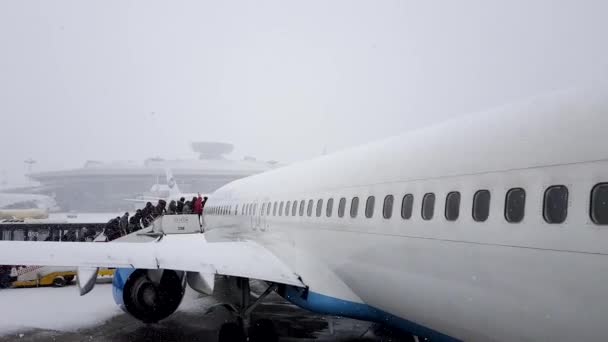 Emberek mászni a létrán át a gépet, a Vnukov nemzetközi repülőtér — Stock videók