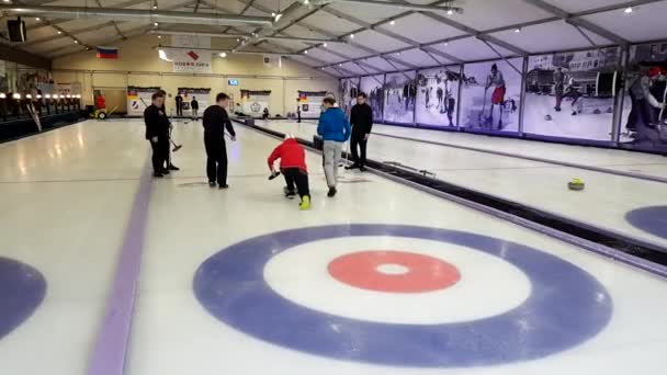 Curling stenen op ijs — Stockvideo