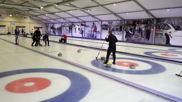 Curling stenen op ijs — Stockvideo