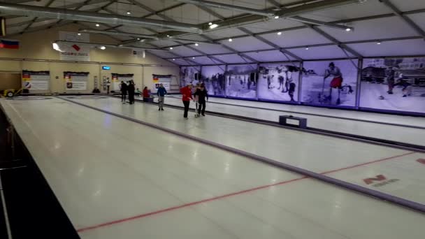 Buzda Curling oyunu — Stok video