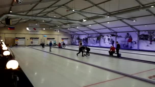 Curling spel på isen — Stockvideo