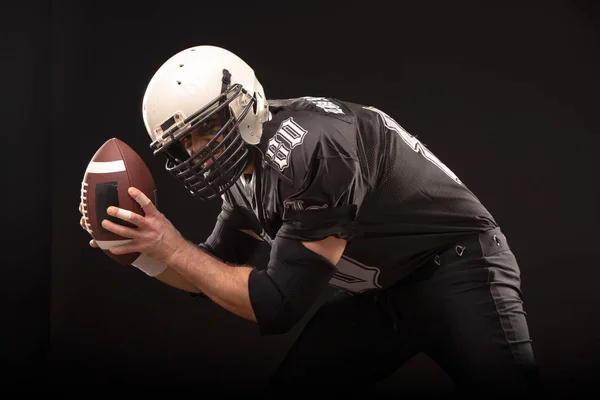 Joueur de football américain barbu au casque, portrait . — Photo