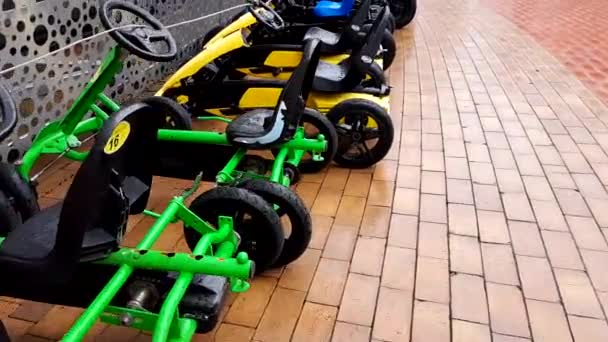 Quatro bicicletas de rodas alugar — Vídeo de Stock