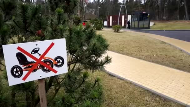 El letrero de las bicicletas de cuatro ruedas está prohibido — Vídeo de stock