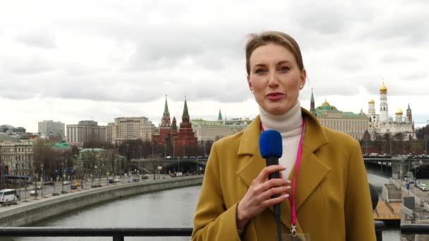 Kvinnlig TV-reporter — Stockvideo