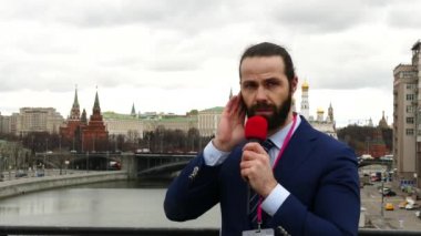 Kablosuz bağlantı üzerinden düzenleyicisinden yönergeleri gazeteci alır.