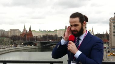 Kablosuz bağlantı üzerinden düzenleyicisinden yönergeleri gazeteci alır.