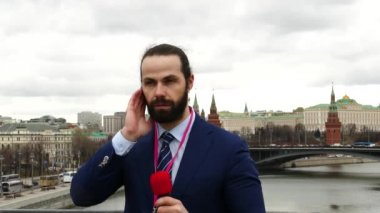 Kablosuz bağlantı üzerinden düzenleyicisinden yönergeleri gazeteci alır.