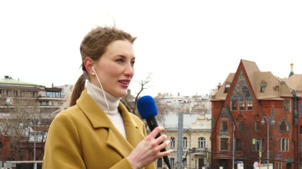 Mujer reportera de televisión — Vídeos de Stock
