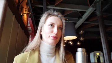 Güzel sarışın genç kadın rüya