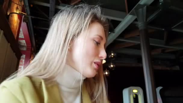 Ganska blont hår ung kvinna drömmer — Stockvideo