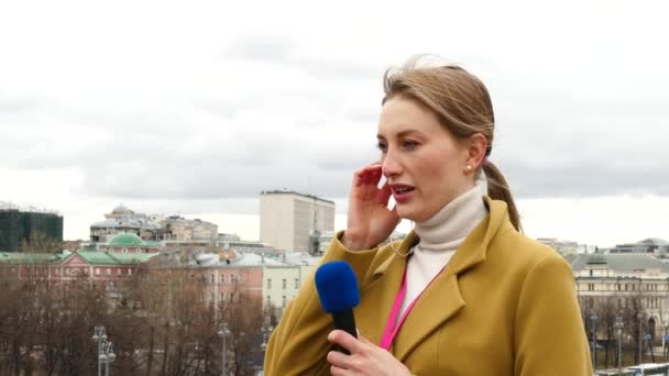 Journalisten får instruktioner från redigeraren via en trådlös anslutning. — Stockvideo