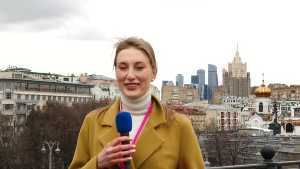 Kadın tv muhabiri — Stok video
