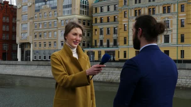 TV Jornalista Obtendo Entrevista com o político — Vídeo de Stock