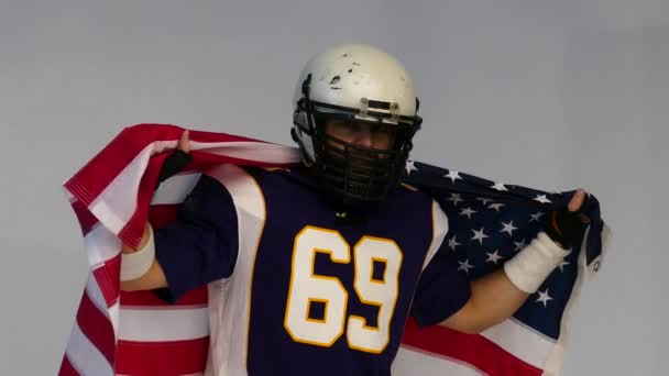 Bebaarde American football speler, portret. — Stockvideo