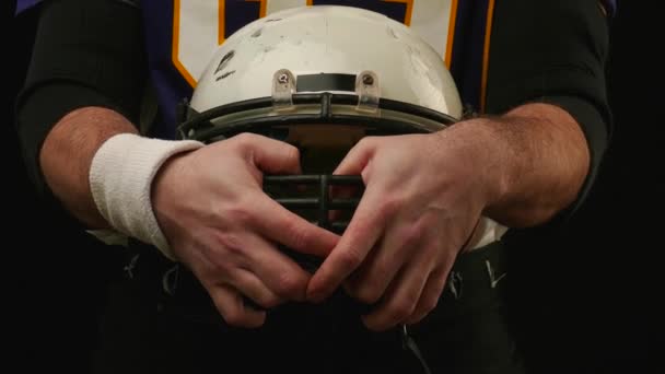 美国足球运动员的头盔 — 图库视频影像