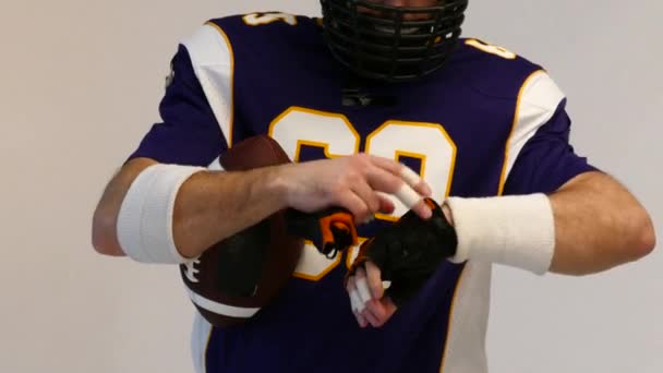 美国足球运动员穿着他的运动服在黑色背景 — 图库视频影像
