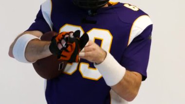 Amerikan futbolu oyuncusu onun spor giyim siyah arka plan üzerinde elbise