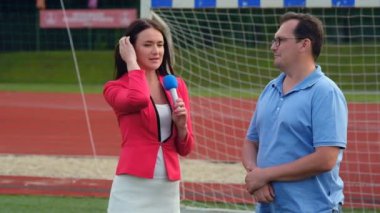 Televizyon stadyumunun gazeteci röportajları