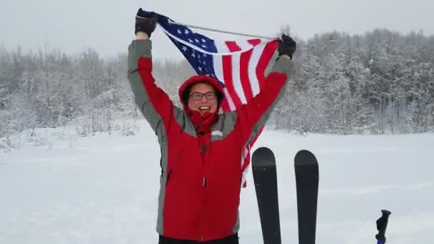 Man met ons vlag op een skihelling — Stockvideo