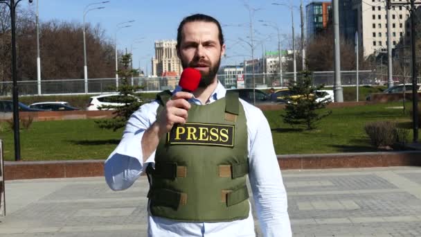 Reporters arm met een microfoon die een vest draagt — Stockvideo