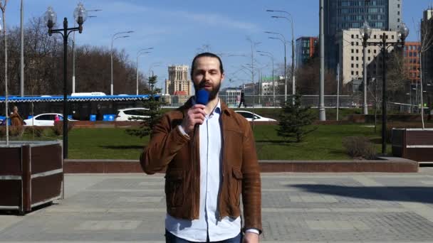 Periodista con fondo urbano retrato de cerca — Vídeos de Stock