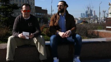 İki adam gizlice birbirlerine bir zarf yolluyor..