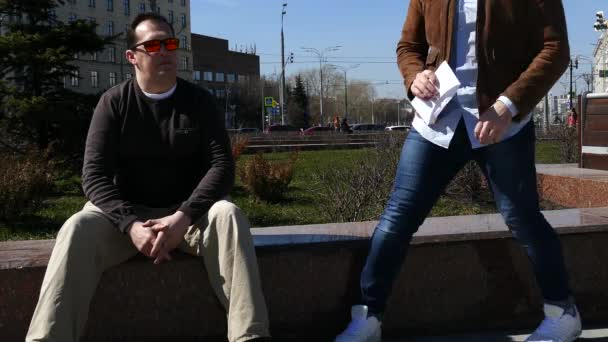 Twee mannen smokkelen een envelop naar elkaar toe.. — Stockvideo