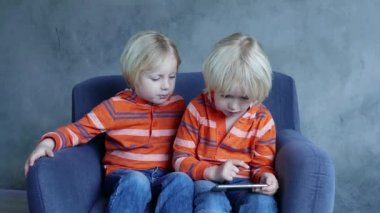 Sevimli Çocuklar Akıllı Telefon Oyunları Oynuyor.
