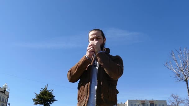 Raucher-Mann spricht nervös am Telefon — Stockvideo