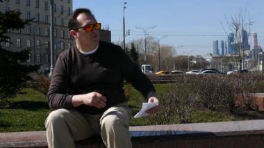 İki adam gizlice birbirlerine bir zarf yolluyor..