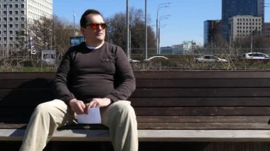 İki adam gizlice birbirlerine bir zarf yolluyor..