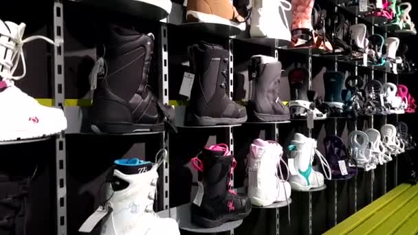 Grande seleção de botas de snowboard na loja . — Vídeo de Stock