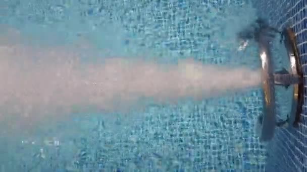 Massagem com jato de água na piscina — Vídeo de Stock