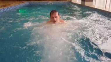 Havuzda hızlı yüzen yetişkin erkekler