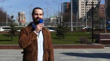 Bir tv muhabiri sokaktan haber veriyor.