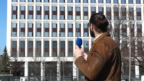 En TV-journalist rapporterar från gatan — Stockvideo