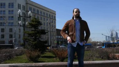 Sakallı esmer adam birini bekliyor