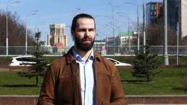 Bir tv muhabiri sokaktan haber veriyor.