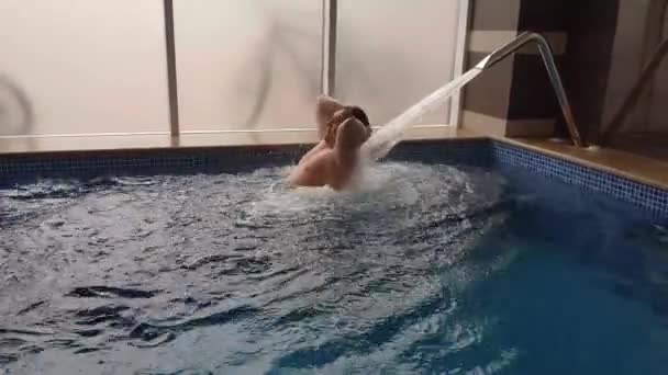 Massage au jet d'eau de piscine — Video