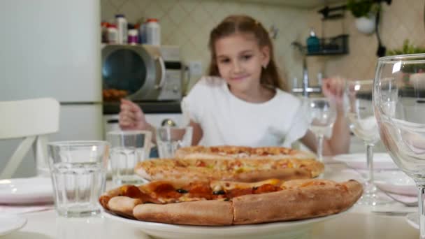 Grande pizza com bonito menino menina — Vídeo de Stock